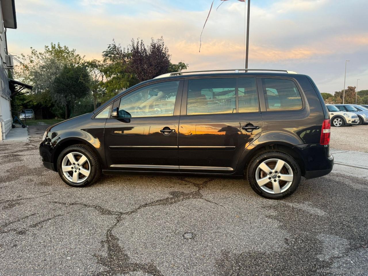 VOLKSWAGEN Touran 1.6 16V FSI Highline 7 POSTI