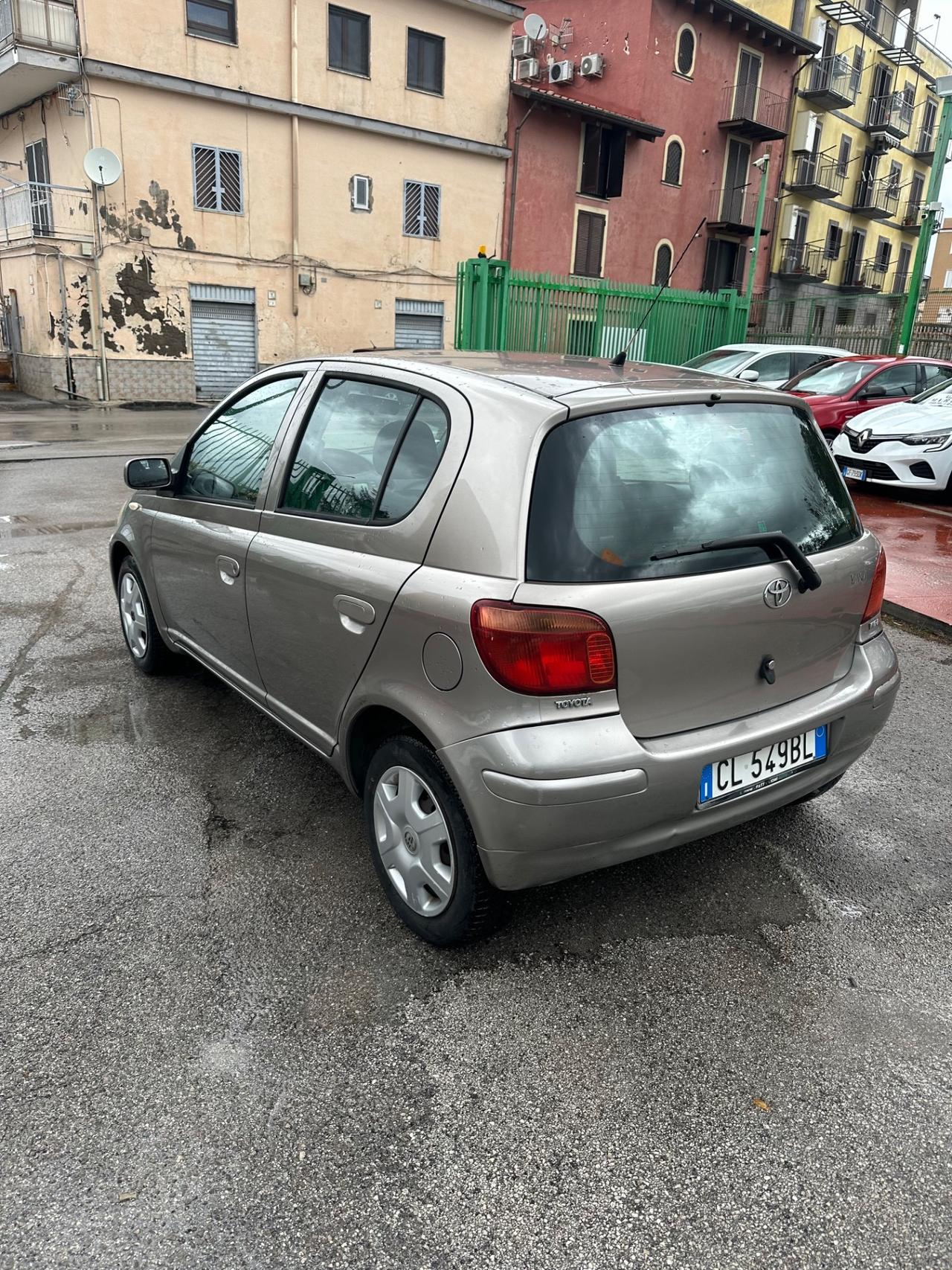 Toyota Yaris 1.0i 16V cat 5 porte Sol