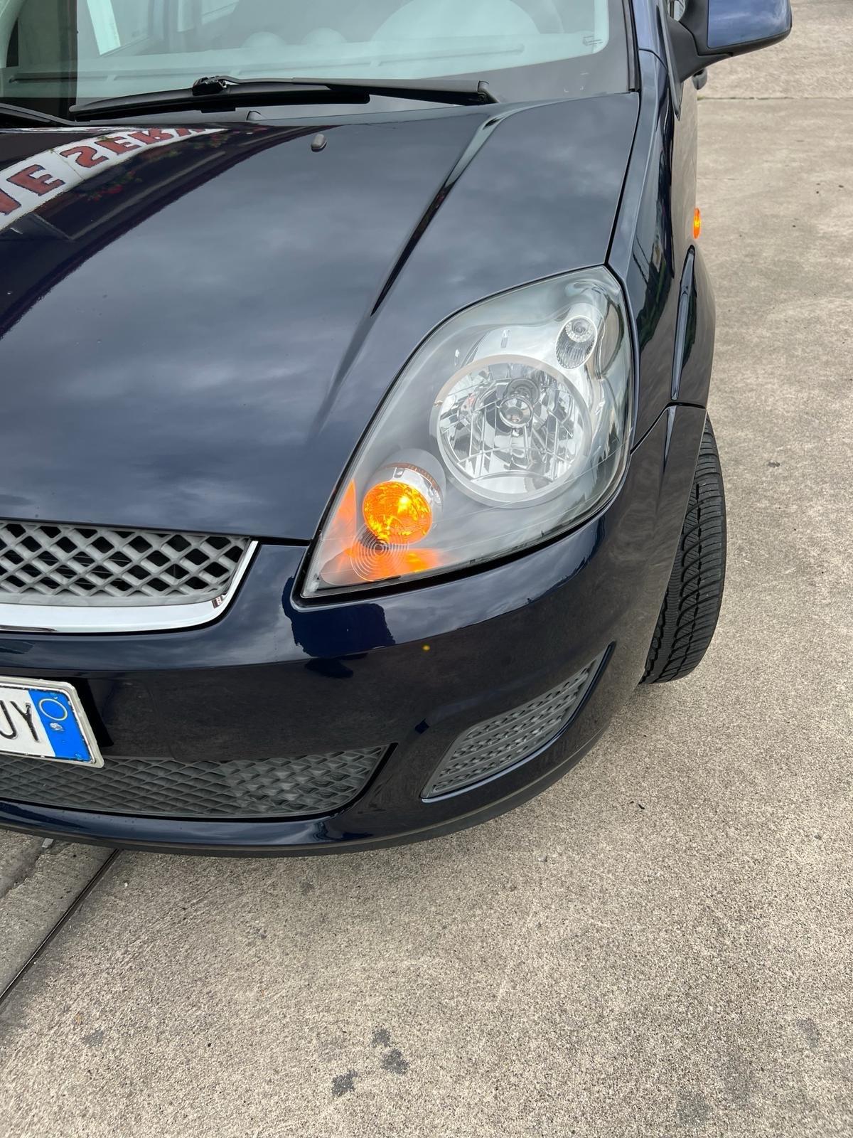 Ford Fiesta 1.2 16V 5p. Ghia x Neopatentati