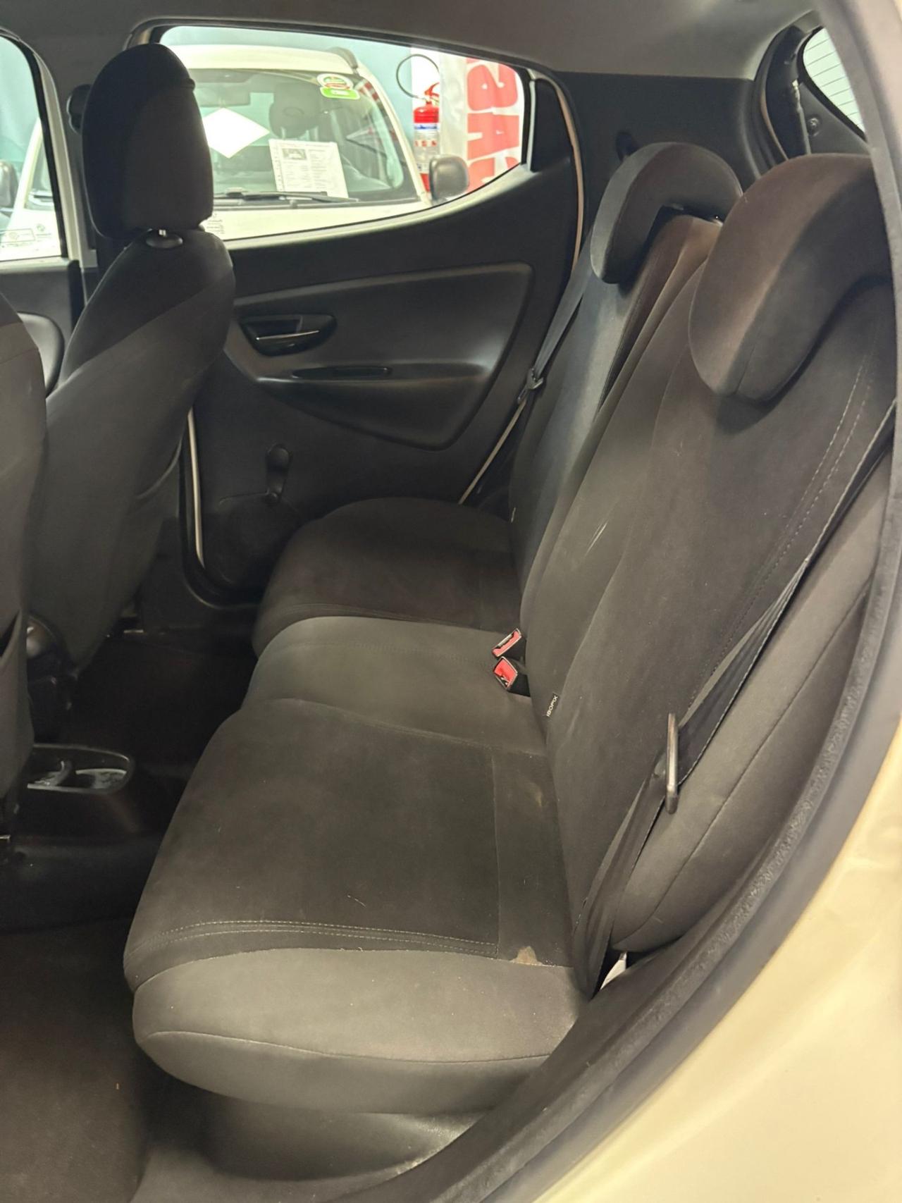 Lancia Ypsilon 0.9 TwinAir 85 CV 5 porte Metano Ecochic Silver
