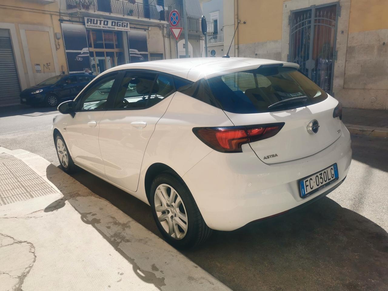 Opel Astra 1.6 CDTi 5 porte 95 cv berlina neo patentati full optional