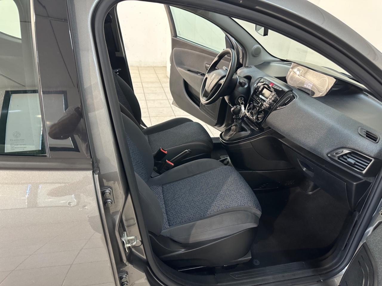 Lancia Ypsilon 1.0 FireFly 5 porte S&S Hybrid Ecochic Silver