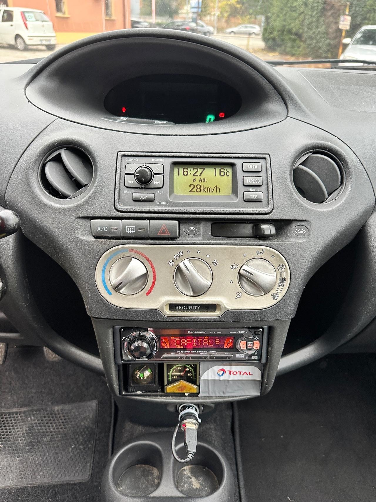 Toyota Yaris 1.0i 16V cat 5 porte Sol