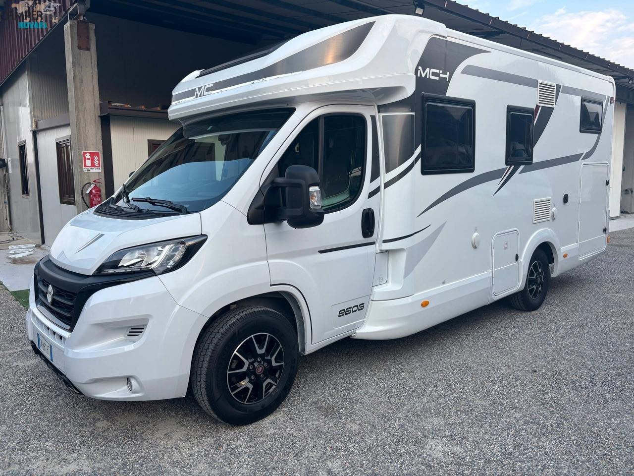MCLOUIS MC4 860G - Semintegrale con letto matrimoniale in coda e letto basculante
