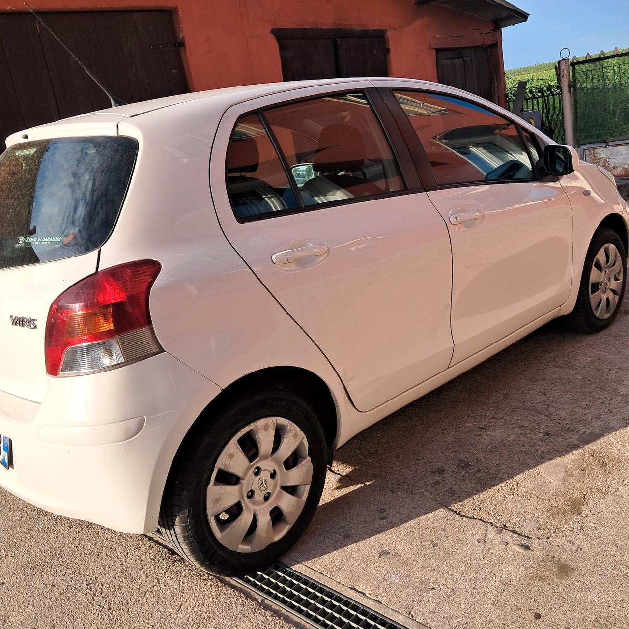 Toyota Yaris 1.0 benz 5 porte Luxury pack neopatentati