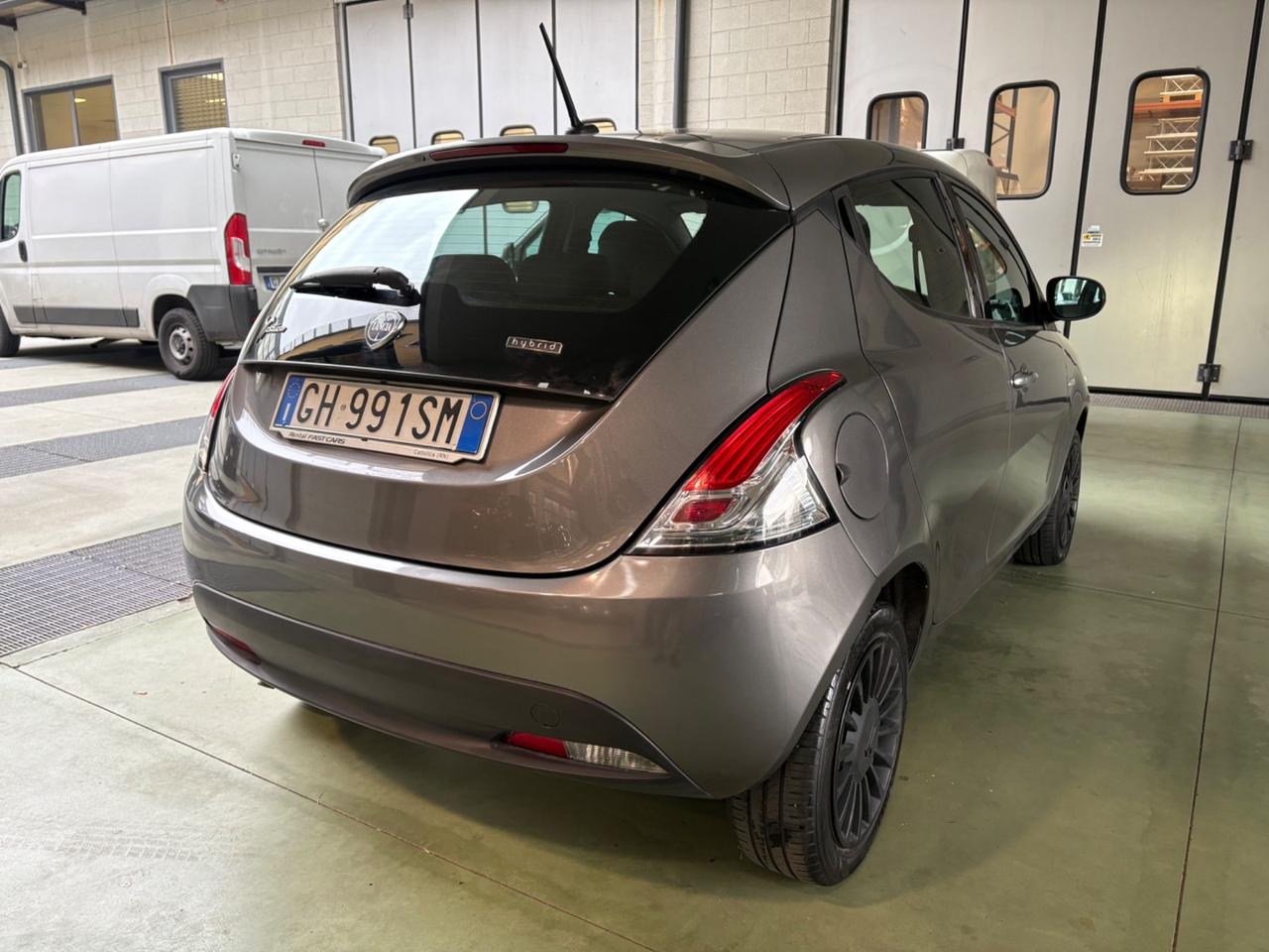 Lancia Ypsilon 1.0 FireFly 5 porte S&S Hybrid Ecochic Silver posti