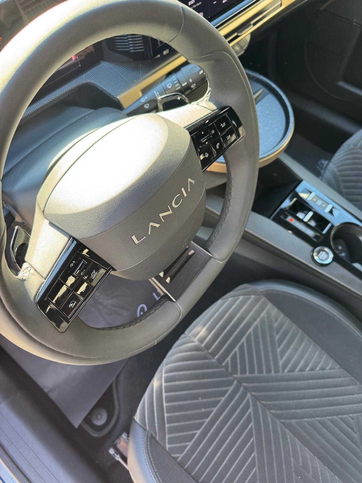 Lancia Ypsilon Hybrid e-DCT LX