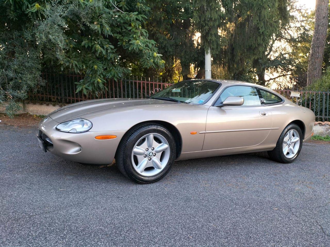 JAGUAR XK8 4.0 Coupé V8 - Pari al nuovo