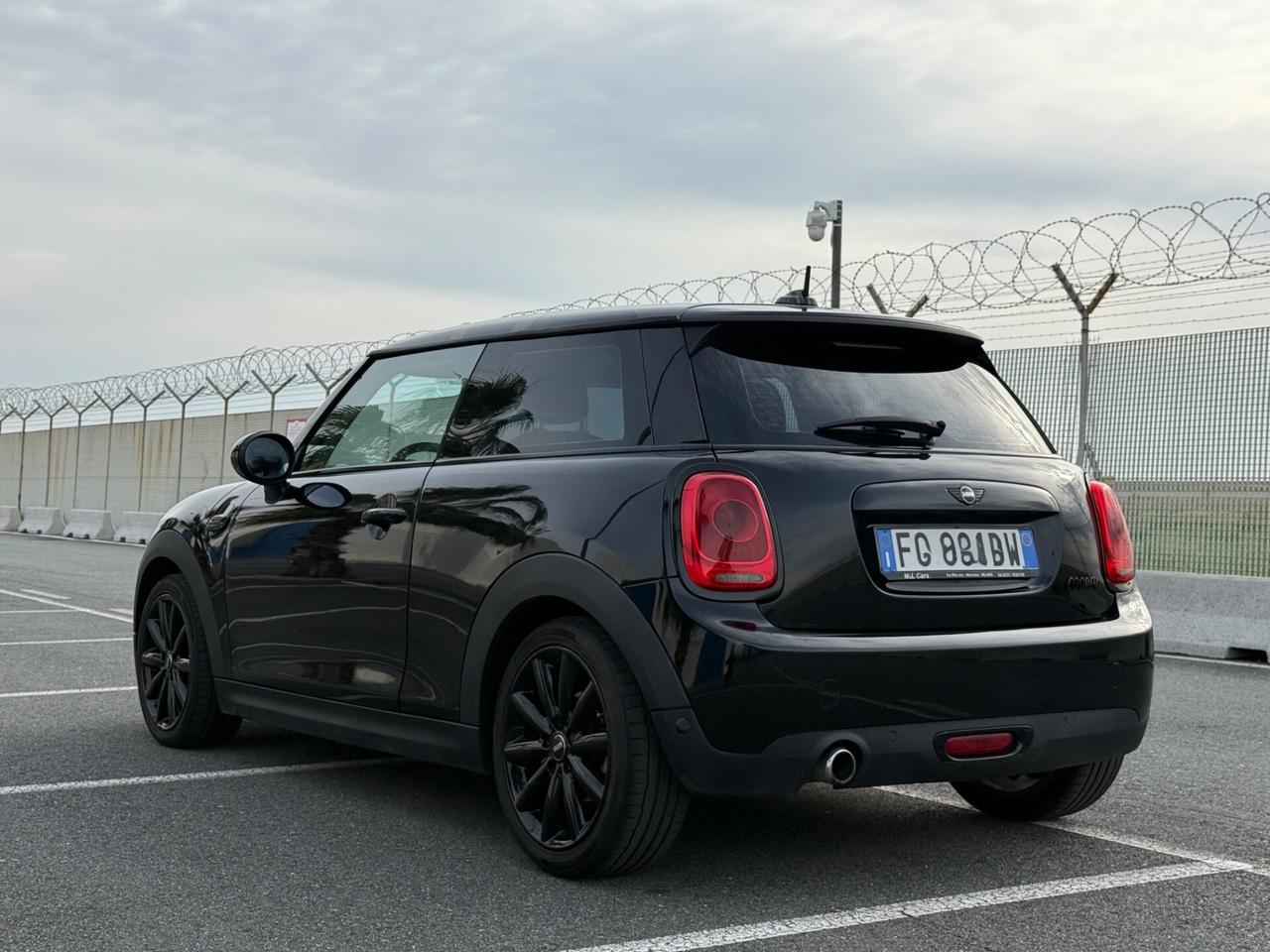 Mini 1.5 Cooper D 116 CV-AUTOM-BLACK EDITION