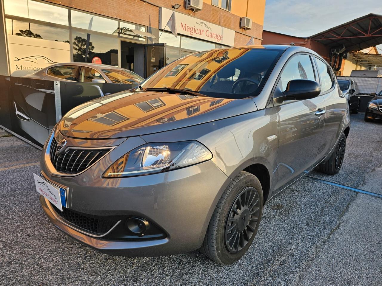 Lancia Ypsilon 1.0 FireFly 5 porte S&S Hybrid Silver