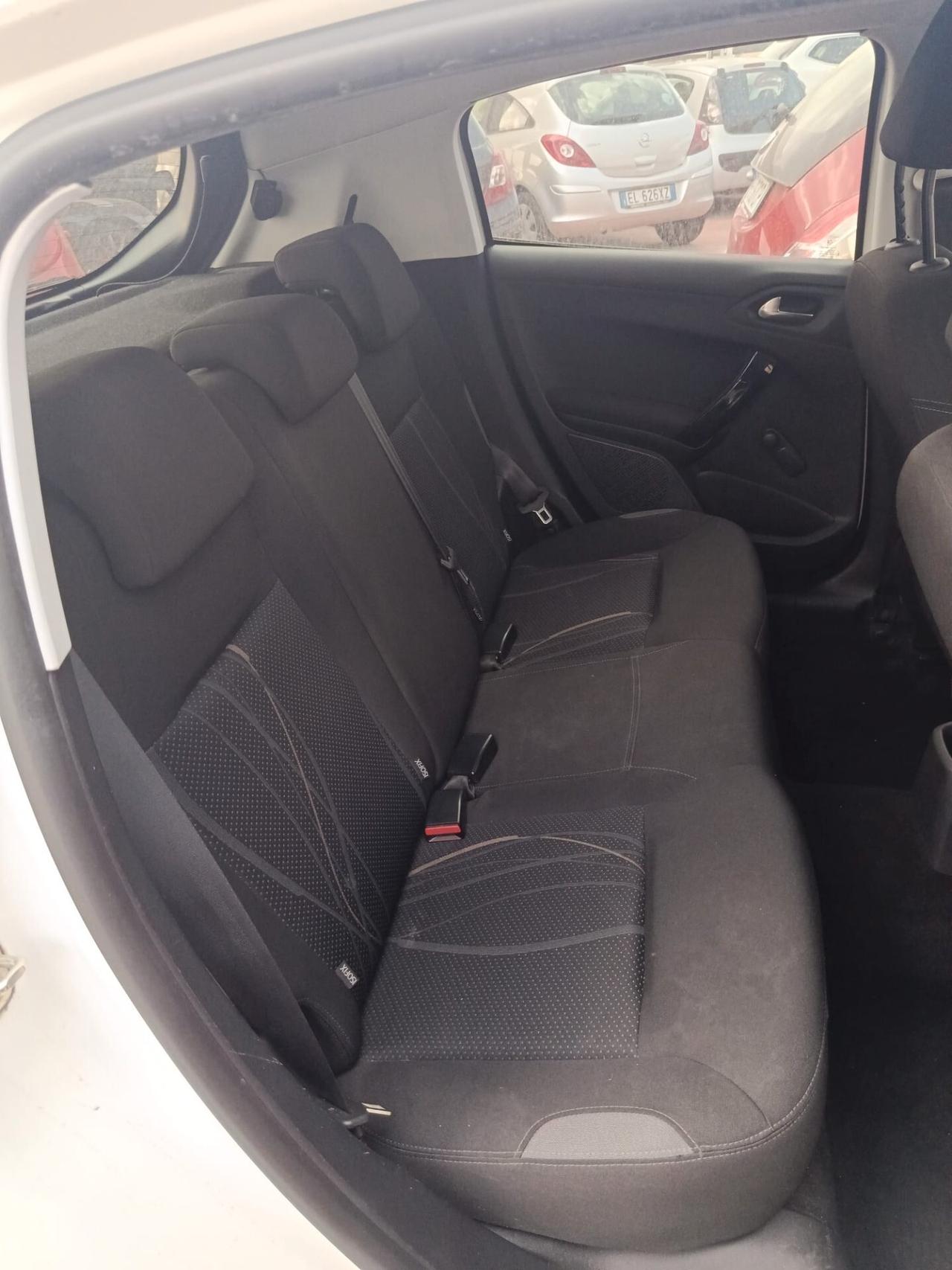 Peugeot 208 1.4 e-HDi 68 CV Stop&Start robotizzato 5 porte