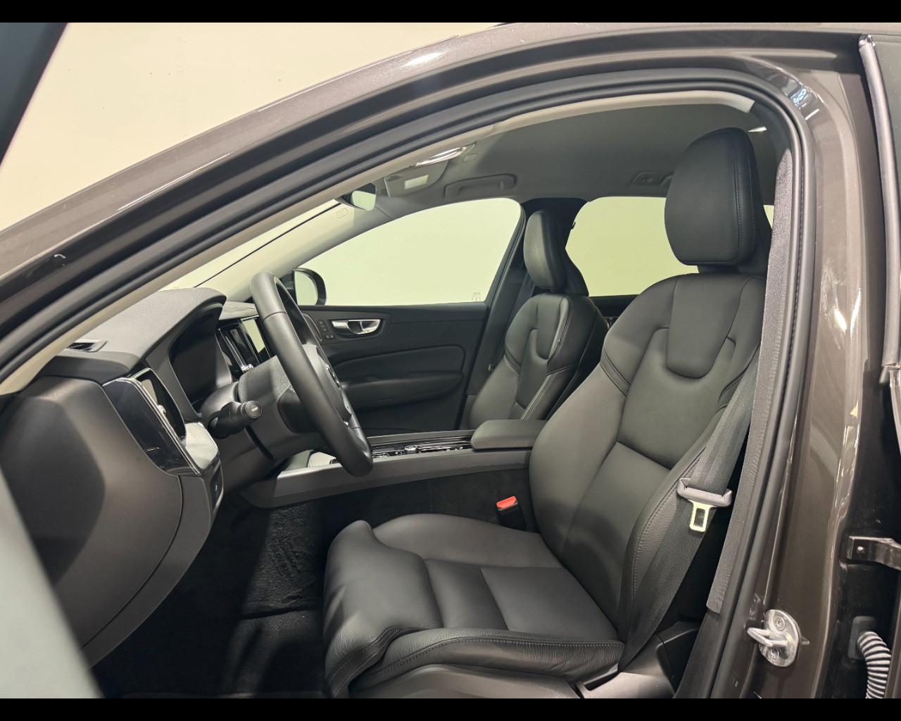VOLVO XC60 B4 AUTO PLUS DARK