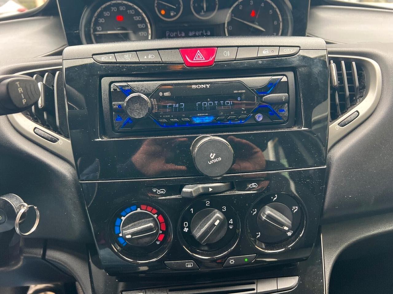 LANCIA YPSILON 1.2 69cv 5p SILVER UNICO PROP.