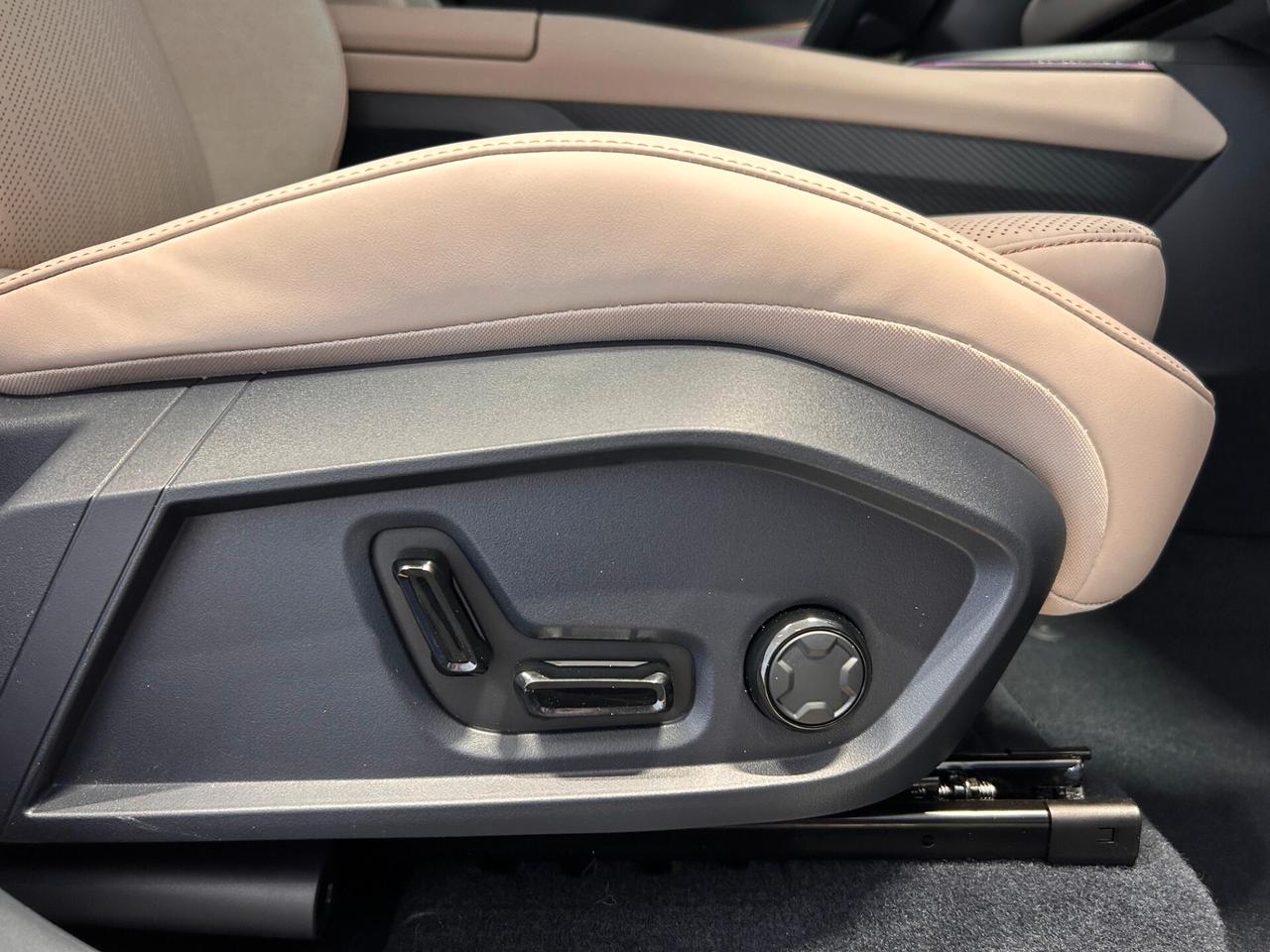 Lynk&co 08 PHEV More