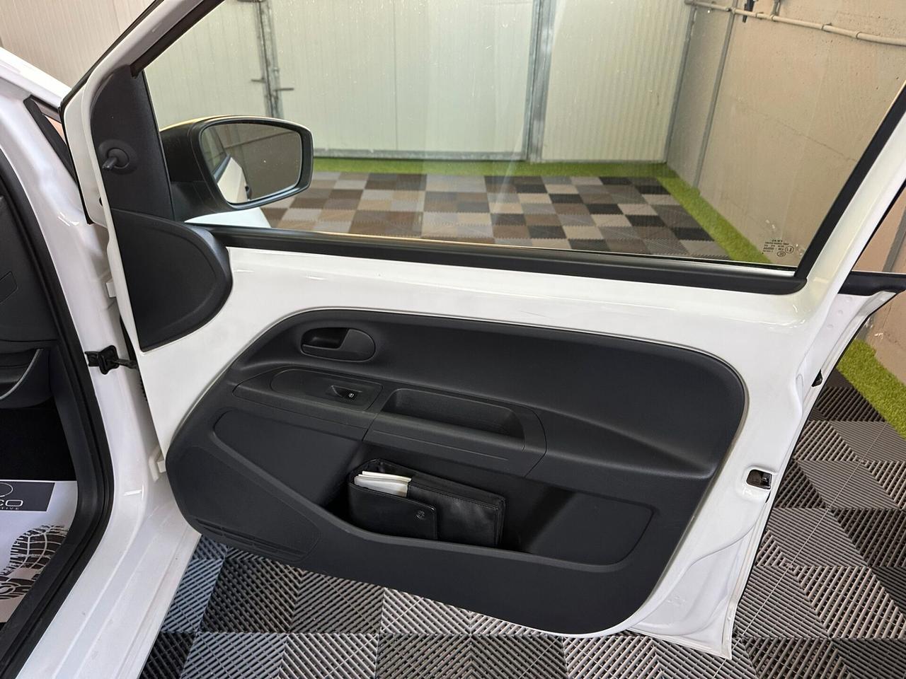 Volkswagen up! 1.0 5p. R-line