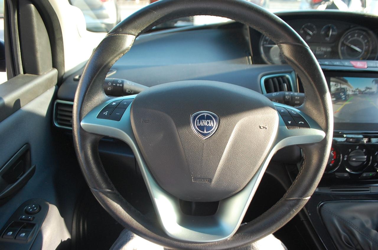 Lancia Ypsilon 1.0 firefly 70CV hybrid Gold Plus S&S Uff Italy USB