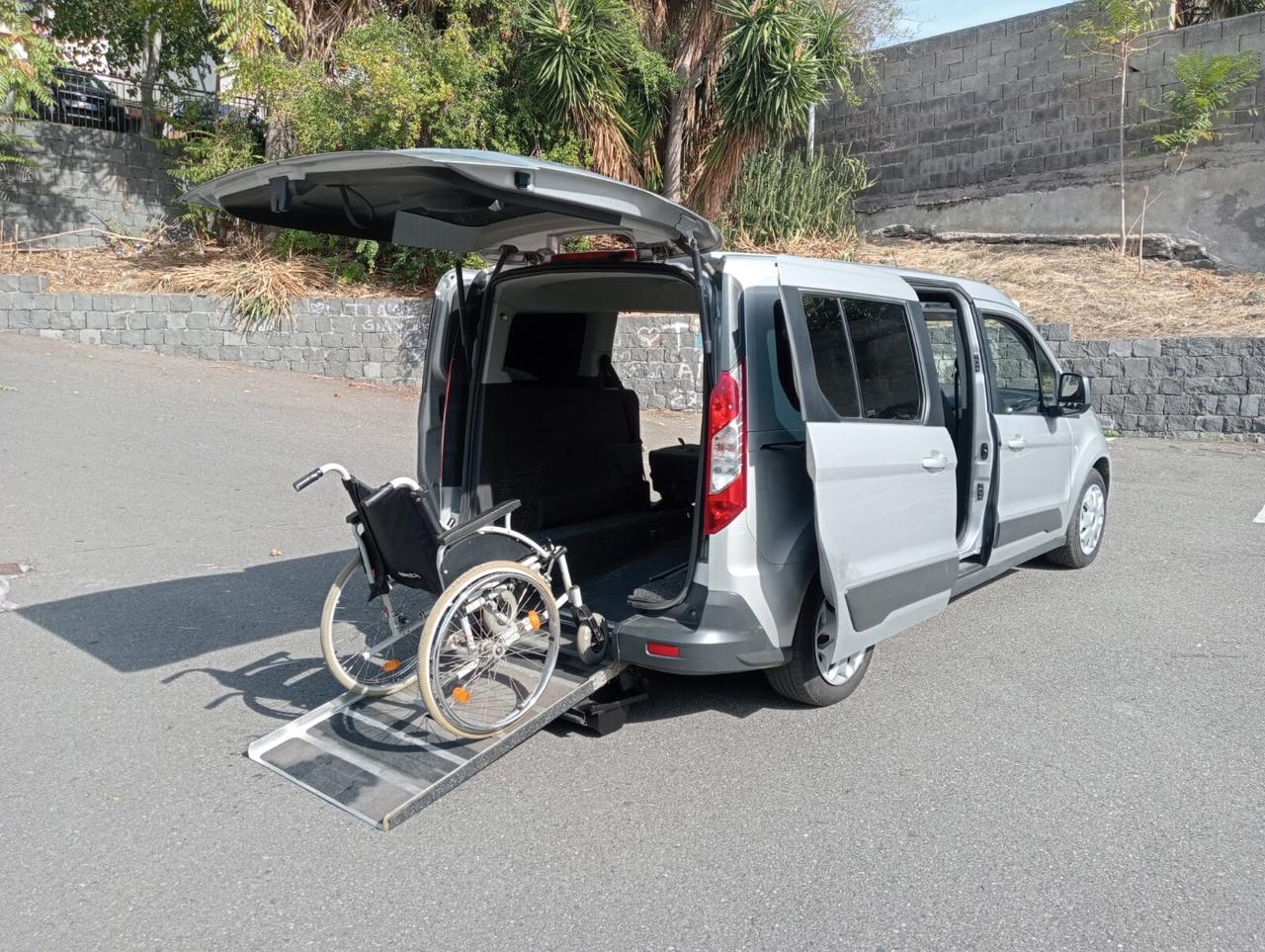 Ford Tourneo Connect Pianale ribassato con rampa disabili in carrozzina