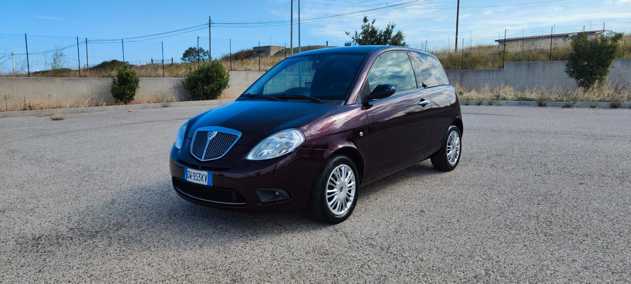 Lancia Ypsilon 1.3 MJT 75 CV Versus