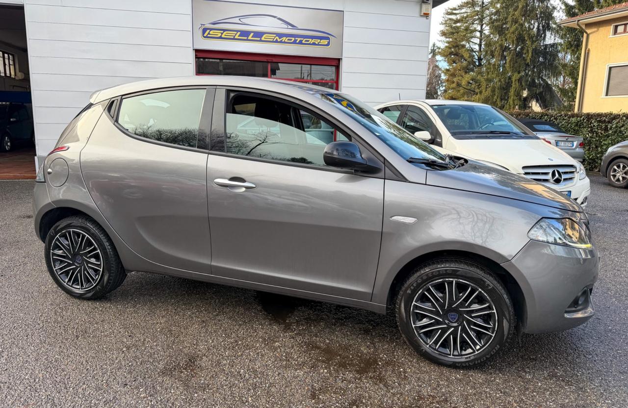 Lancia Ypsilon 1.0 FireFly 5 porte S&S Hybrid Silver