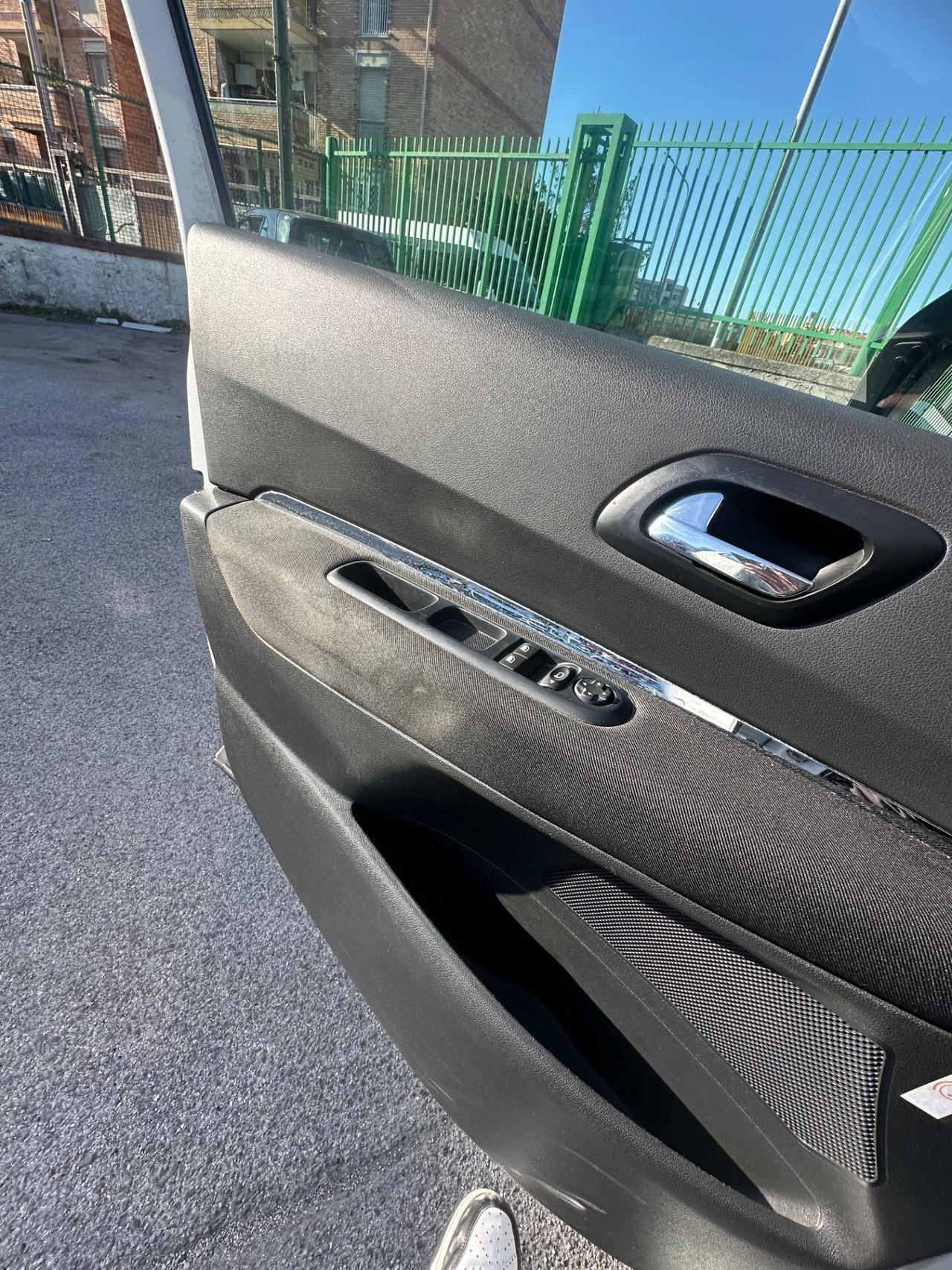 Peugeot 3008 1.6 HDi 110CV cambio robotizzato Business