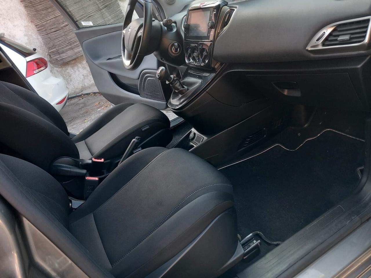Lancia Ypsilon 1.0 FireFly 5 porte S&S Hybrid Gold