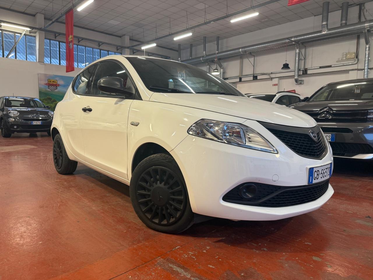 Lancia Ypsilon 1.0 FireFly 5 porte S&S Hybrid Ecochic Silver