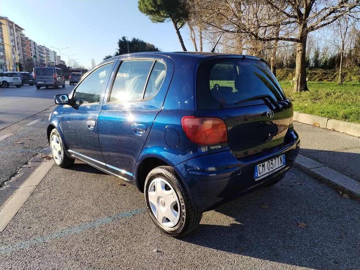 Toyota Yaris 1.0i 16V 5 p 102000km tagliandata gommata 2004