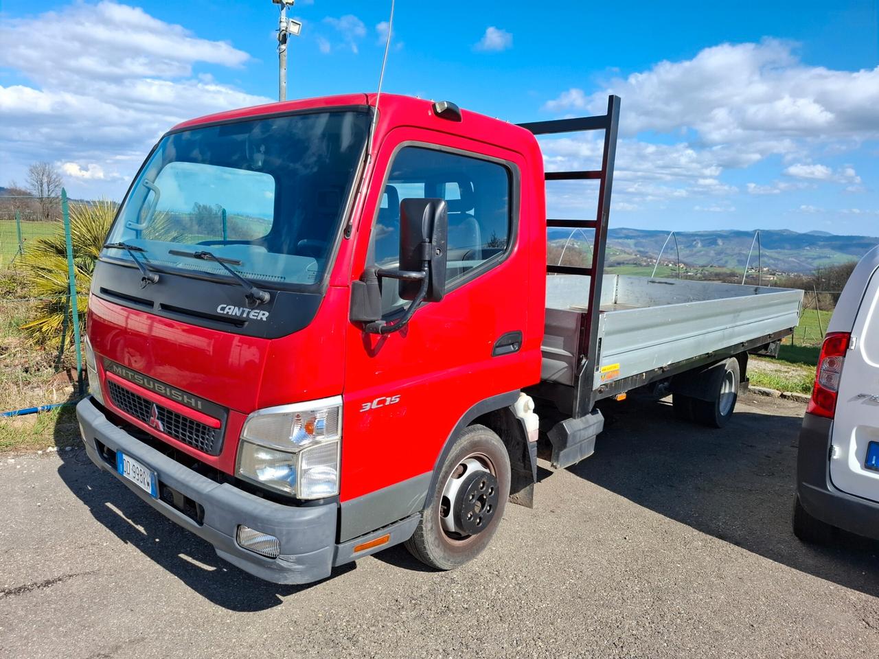 Mitsubishi Canter con cassone di 5 mt