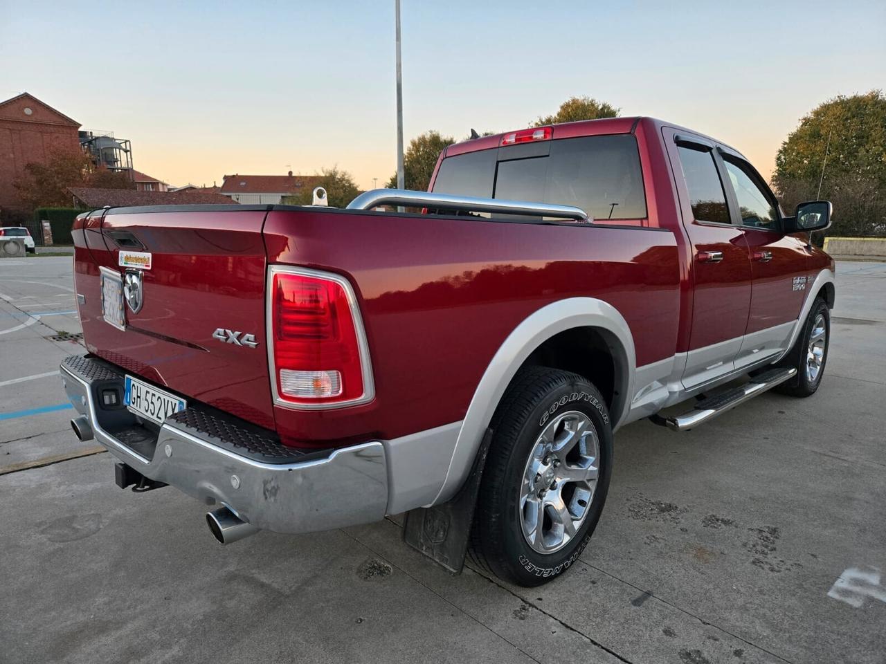 Dodge RAM 1500 HEMI 5.7 V8 -LARAMIE- 4X4