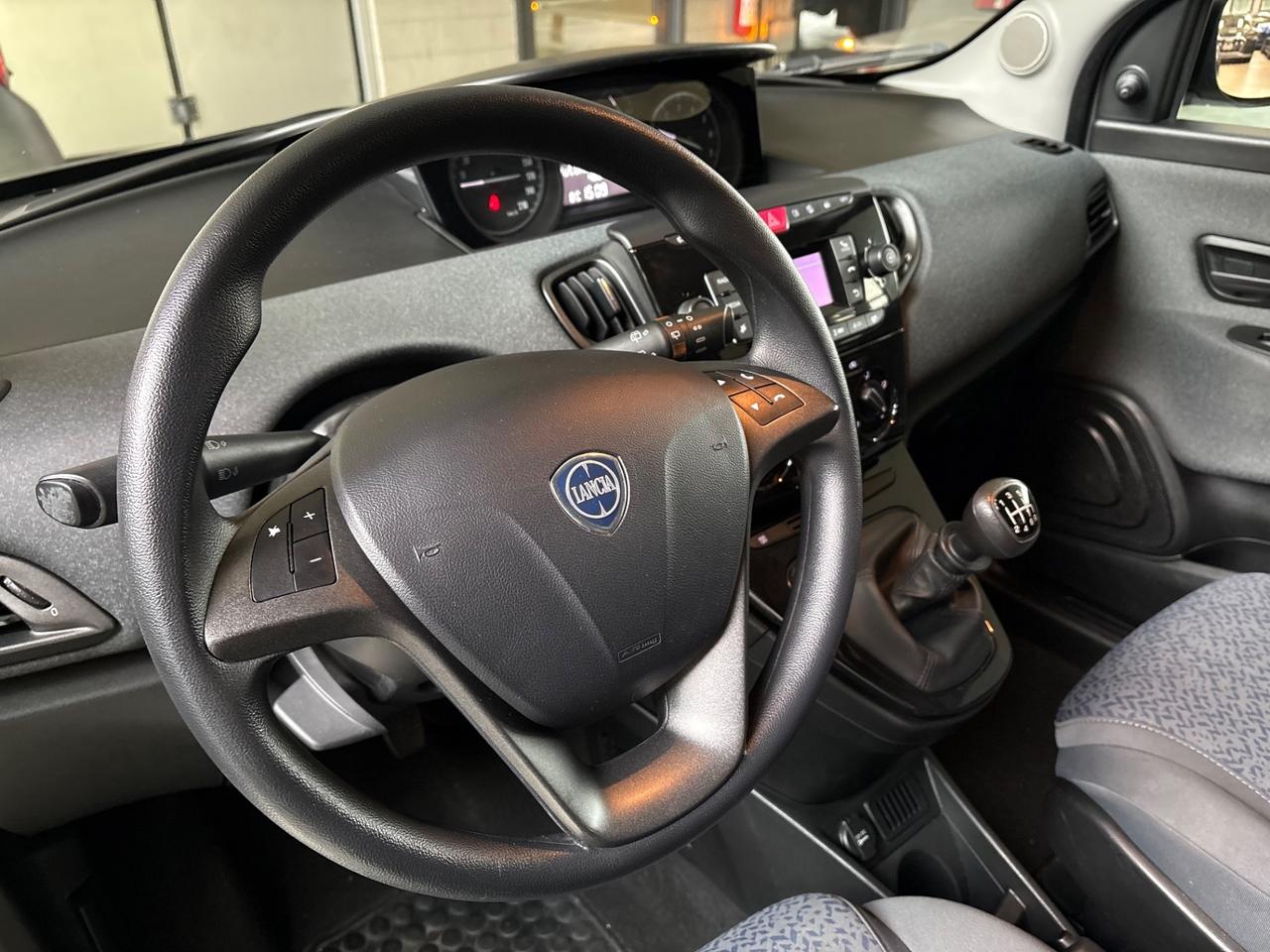 Lancia Ypsilon 1.0 FireFly 5 porte S&S Hybrid Ecochic Silver posti