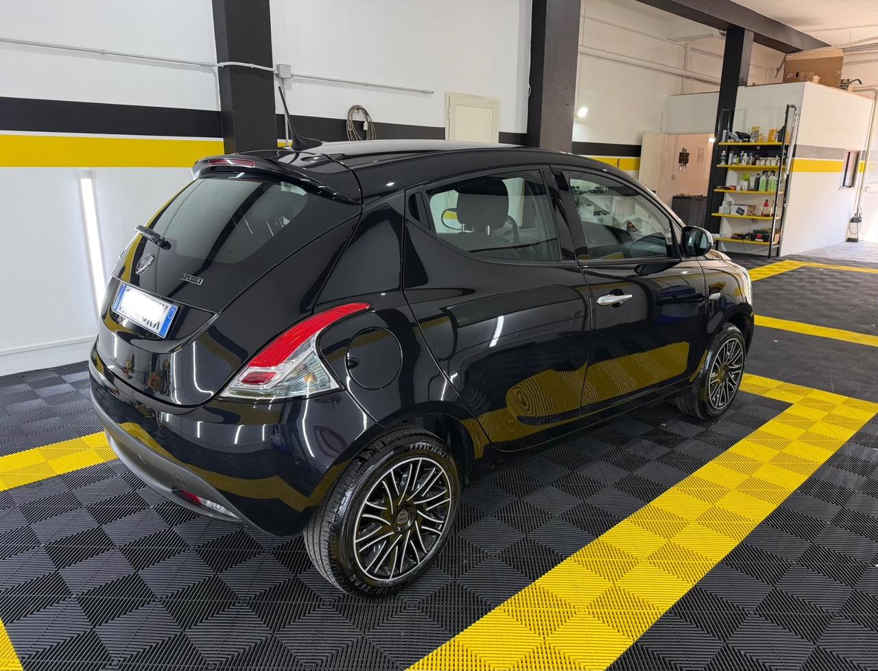 Lancia Ypsilon 1.0 FireFly 5 porte S&S Hybrid Silver Plus