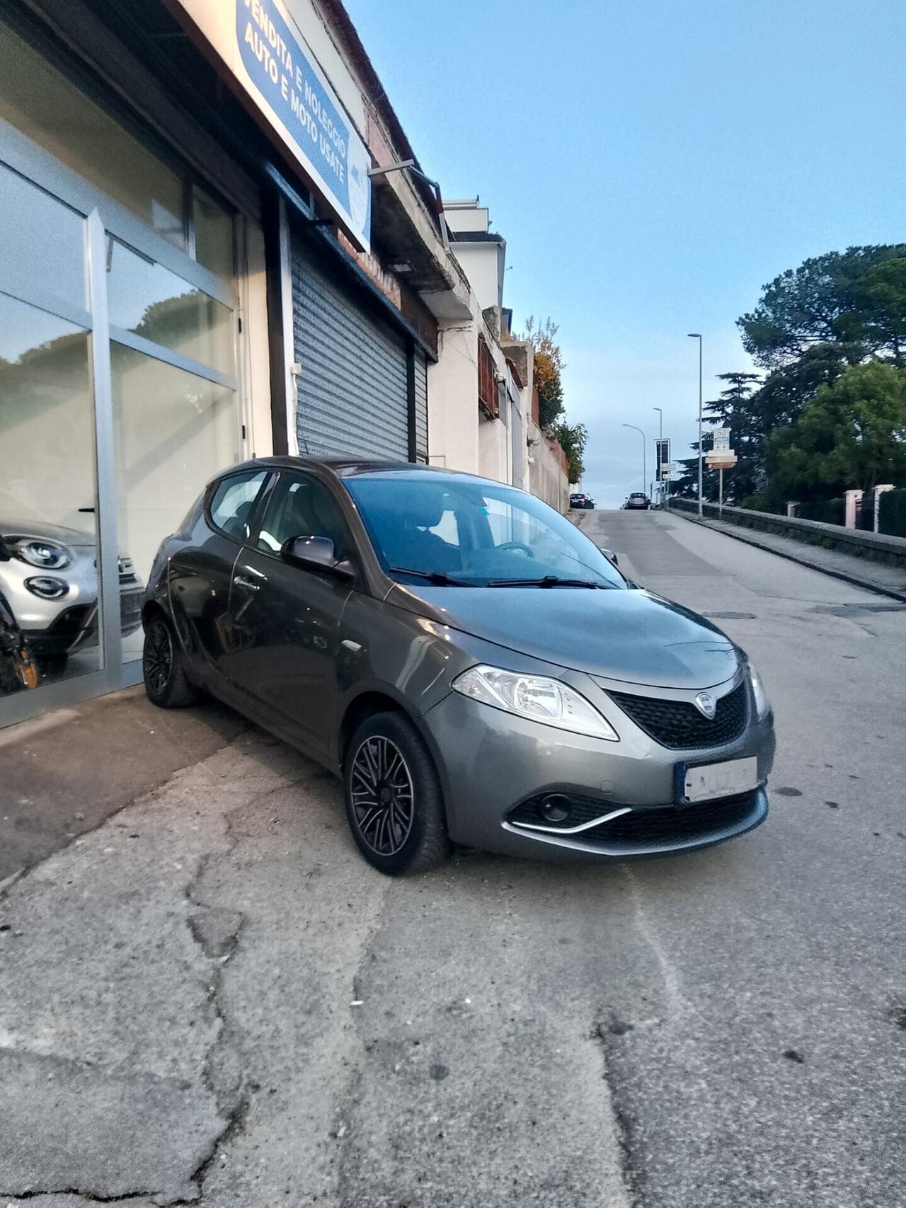 Lancia Ypsilon 1.2 69 CV 5 porte Gold