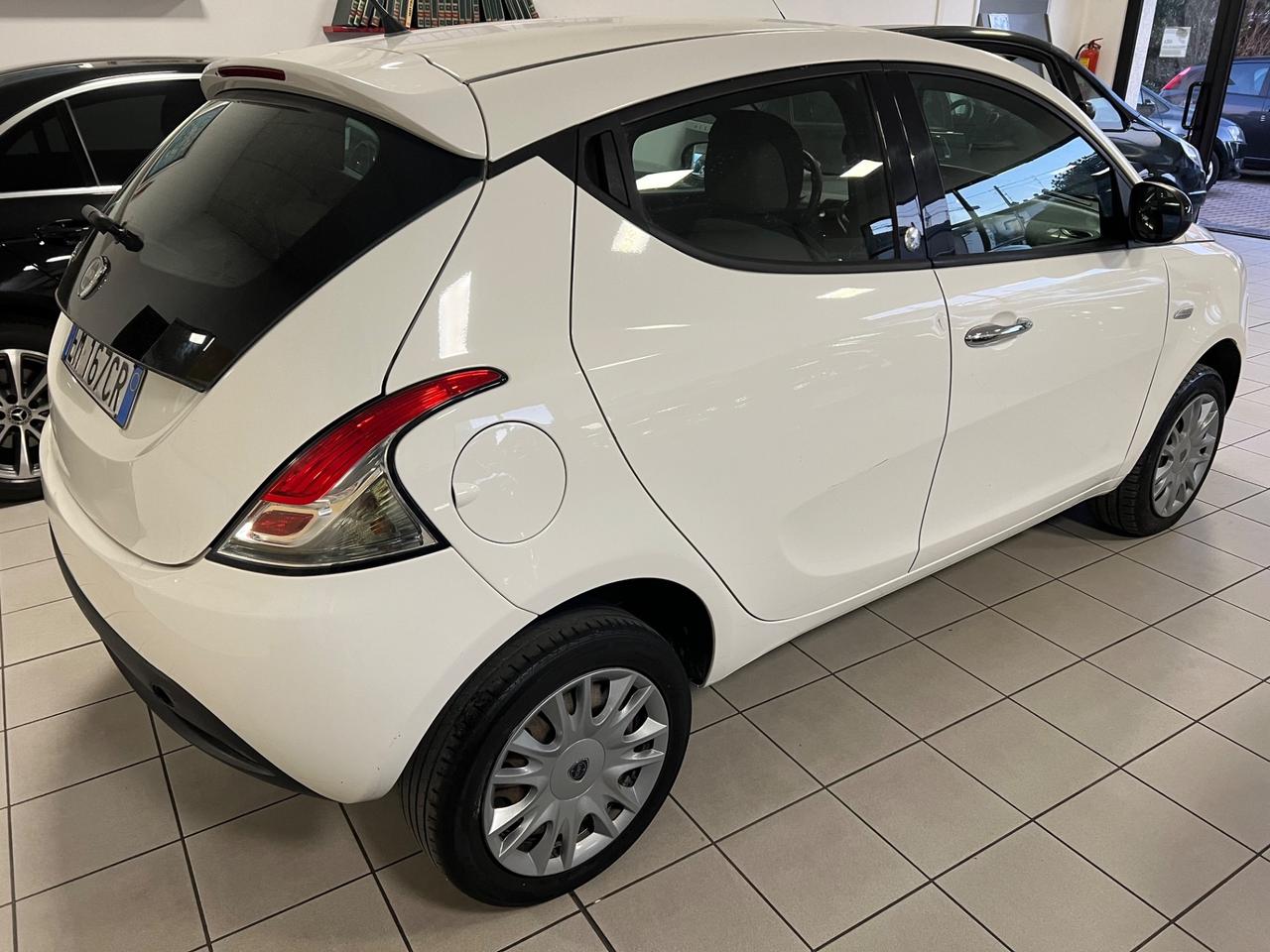 Lancia Ypsilon 0.9 TwinAir 85 CV 5 porte Metano Ecochic Silver