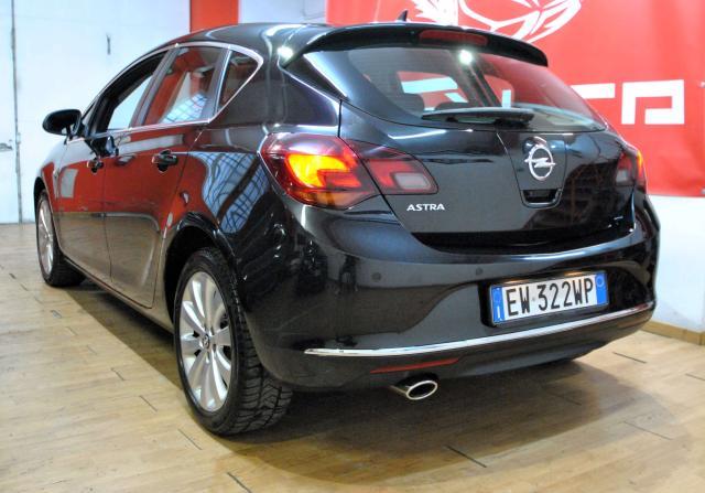 Opel Astra Astra IV 2010 5p 1.4 t Cosmo Gpl-tech 140cv