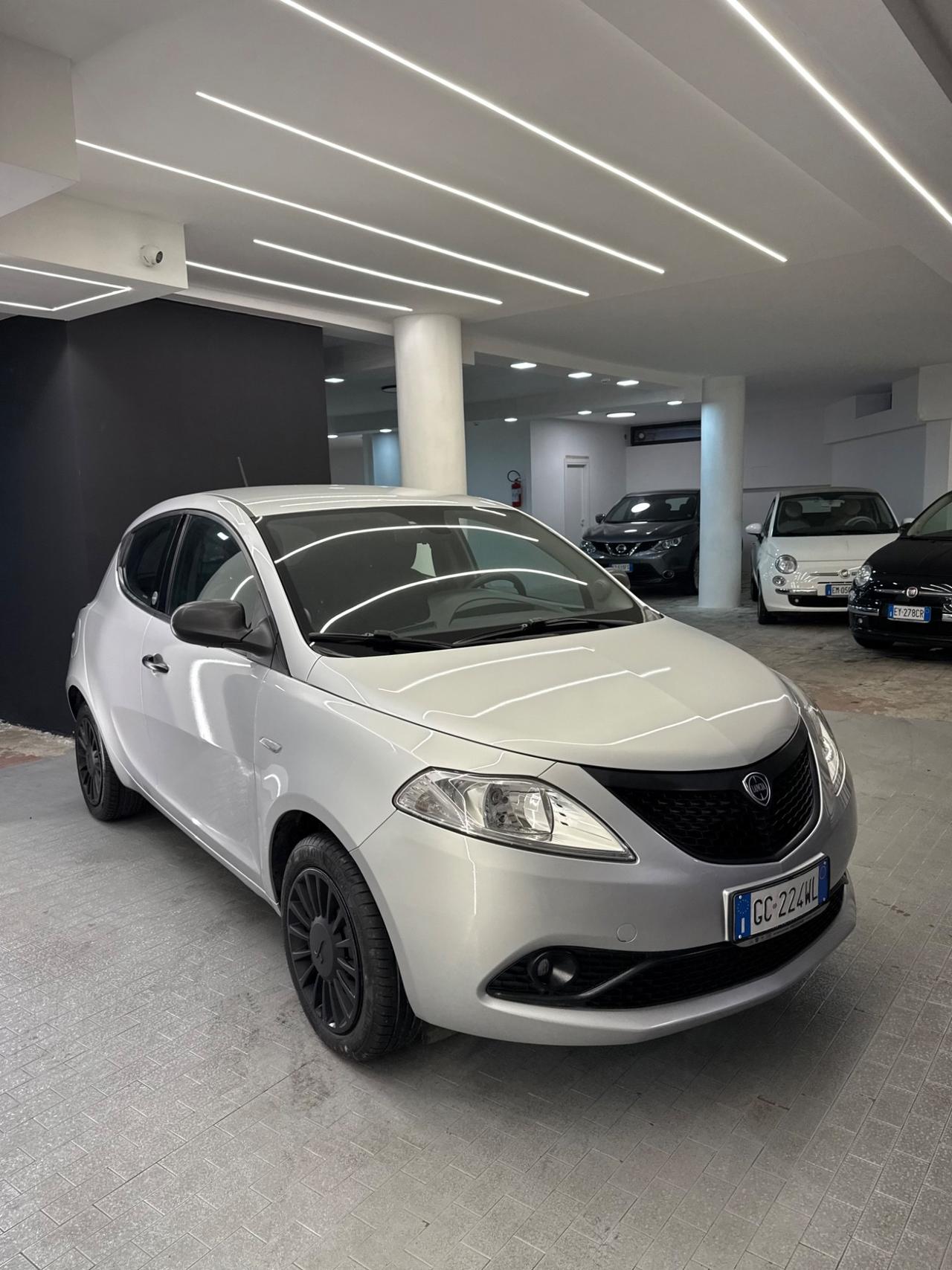 Lancia Ypsilon 1.0 FireFly 5 porte S&S Hybrid Ecochic Silver