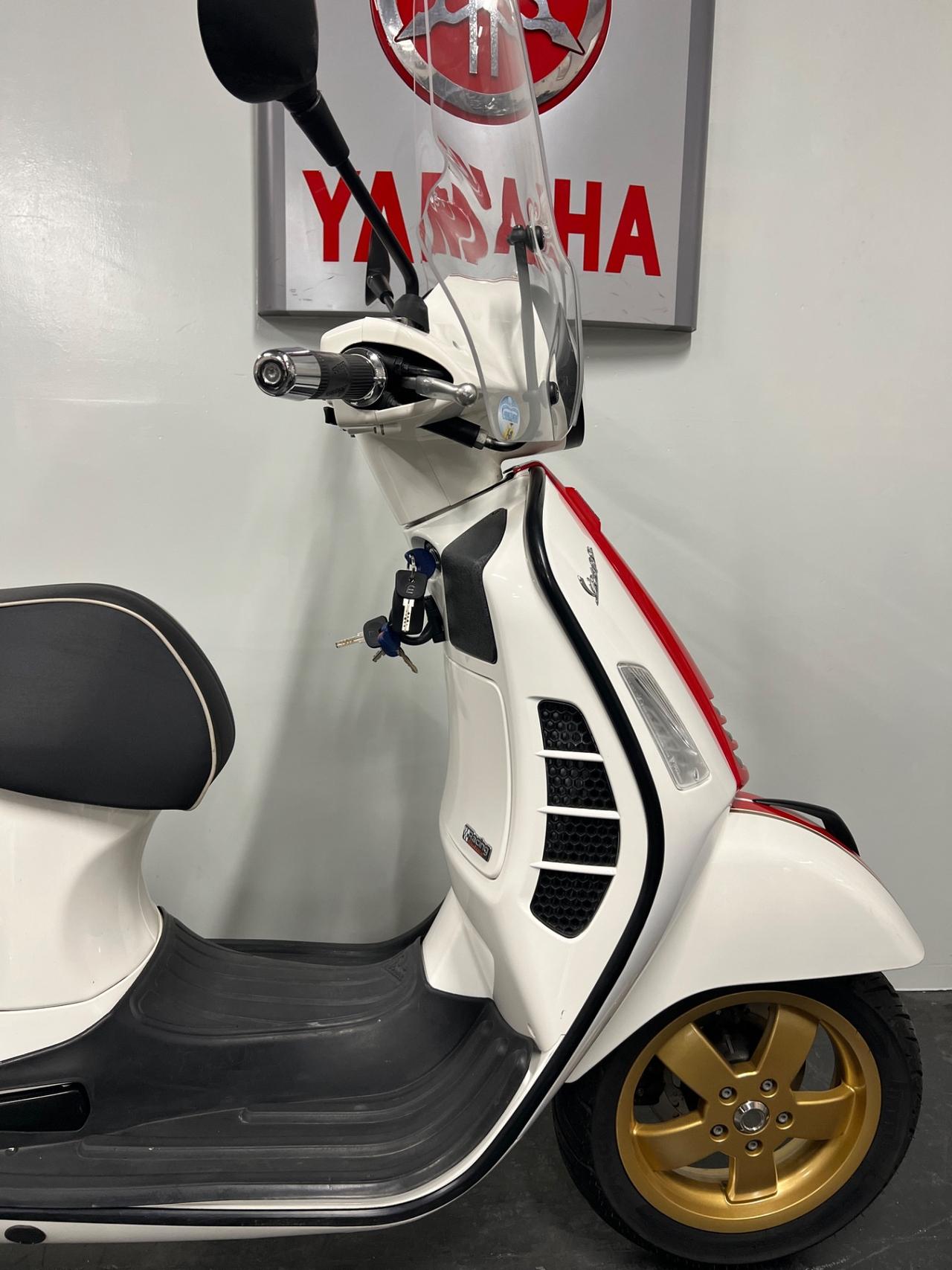 Vespa 300 GTS SPORT / RACING SIXTIES
