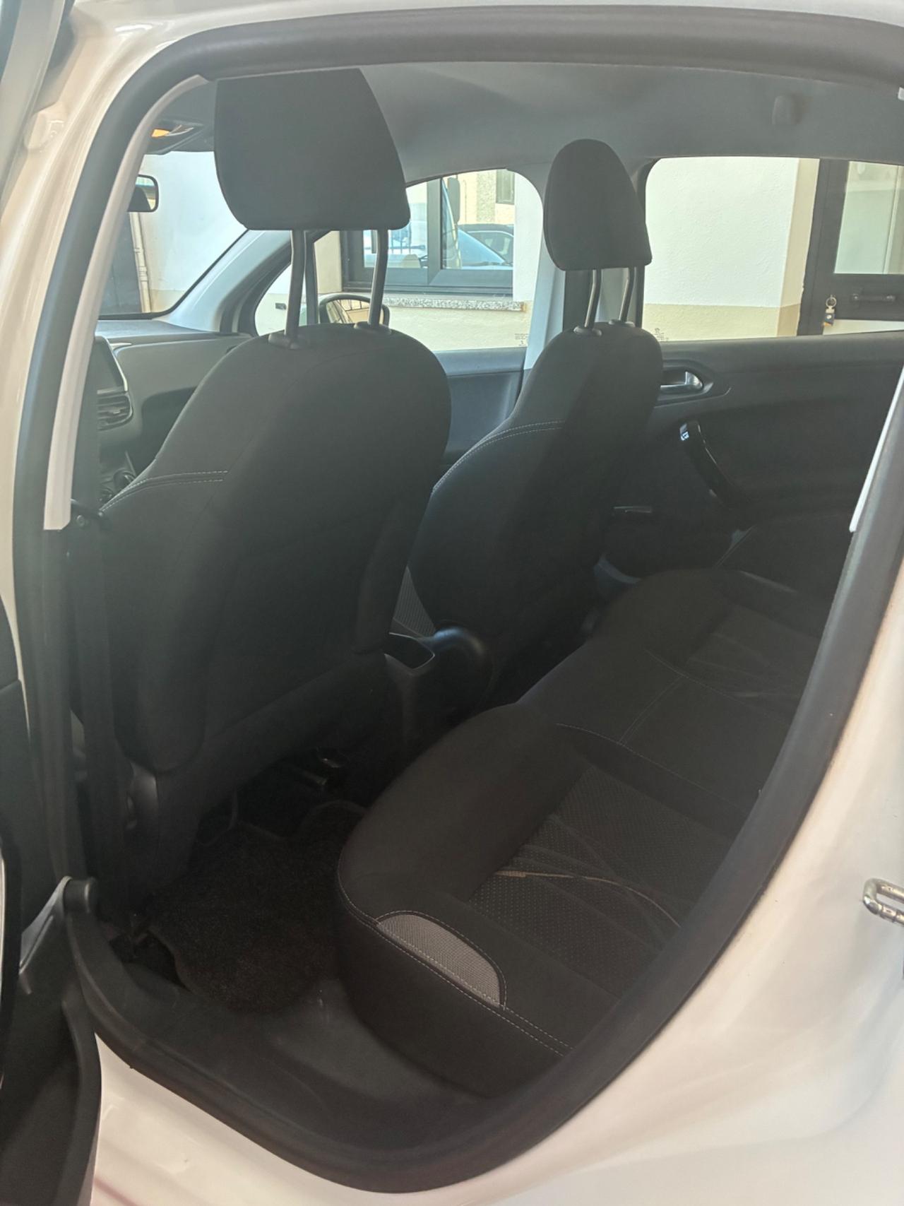 Peugeot 208 1.4 HDi 68 CV 5 porte Allure