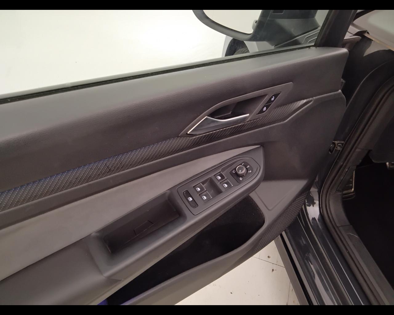 VOLKSWAGEN Golf VIII 2020 - Golf 2.0 tdi R-Line 150cv