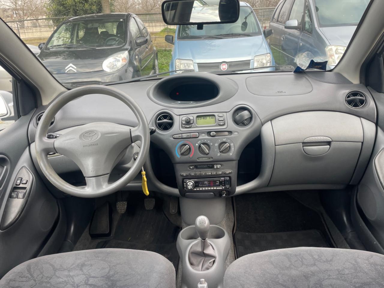 Toyota Yaris 1.0i 16V cat 5 porte Sol