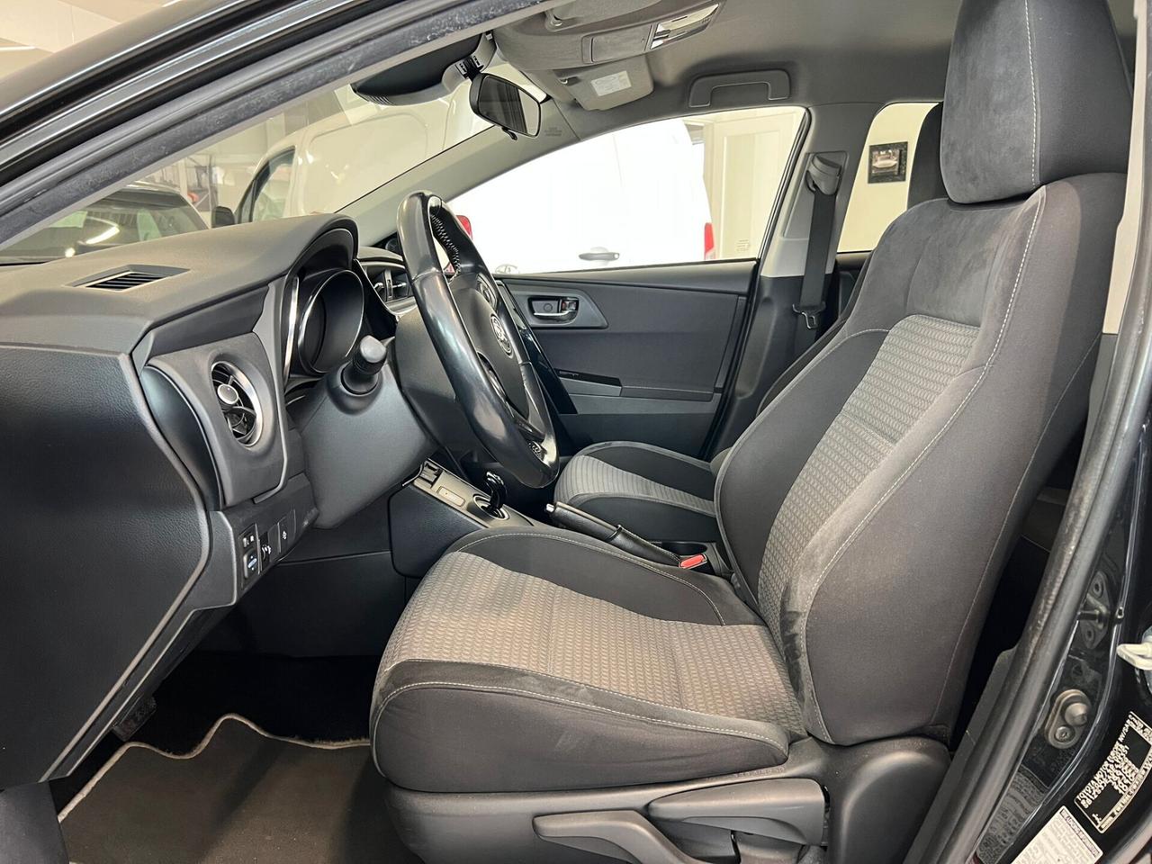 Toyota Auris Touring Sports 1.8 Hybrid Black Edition