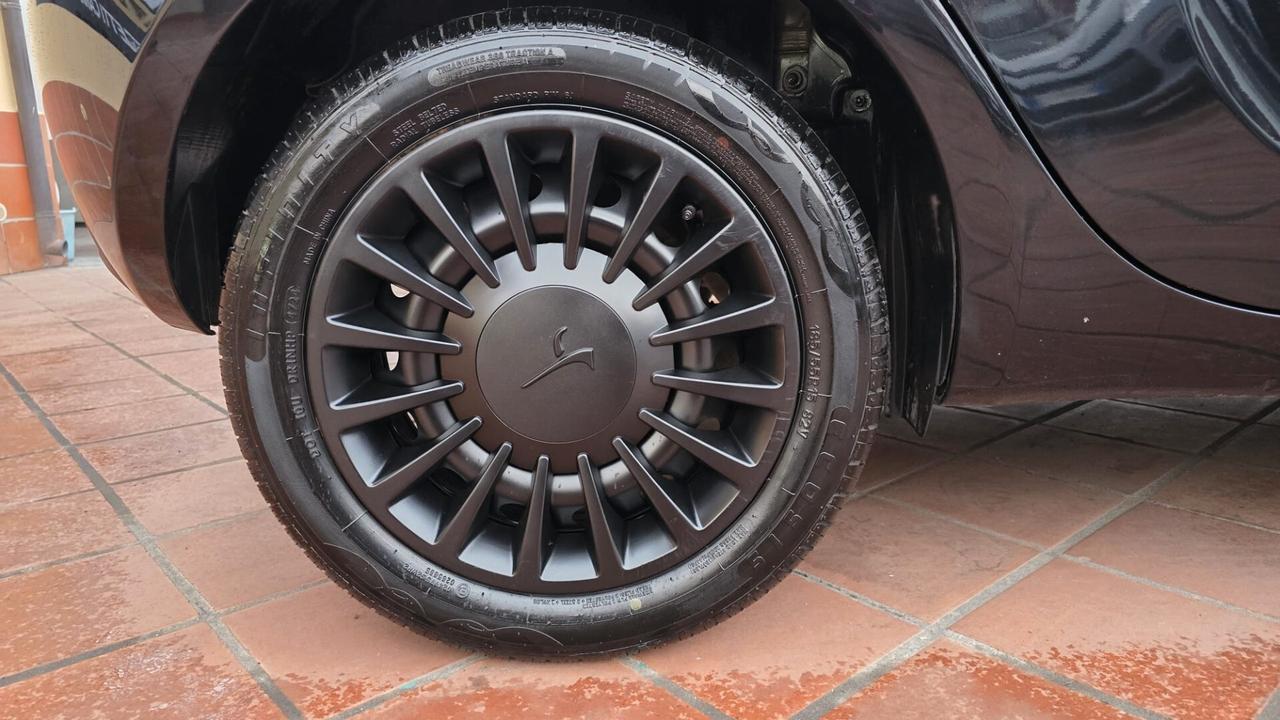 Lancia Ypsilon 1.0 FireFly 5 porte S&S Hybrid Silver