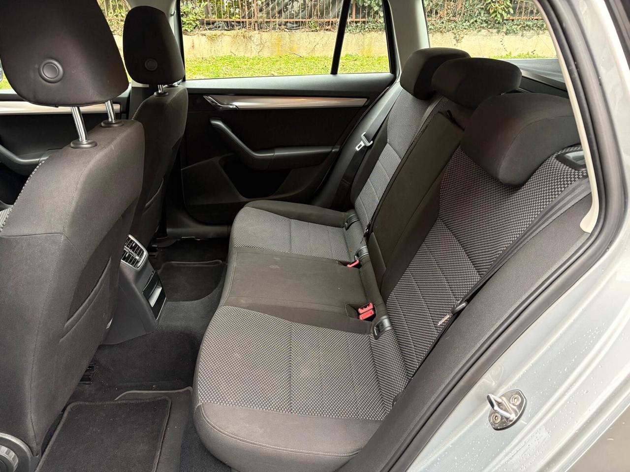 Skoda Octavia 1.6 TDI CR 105 CV DSG Wagon Elegance