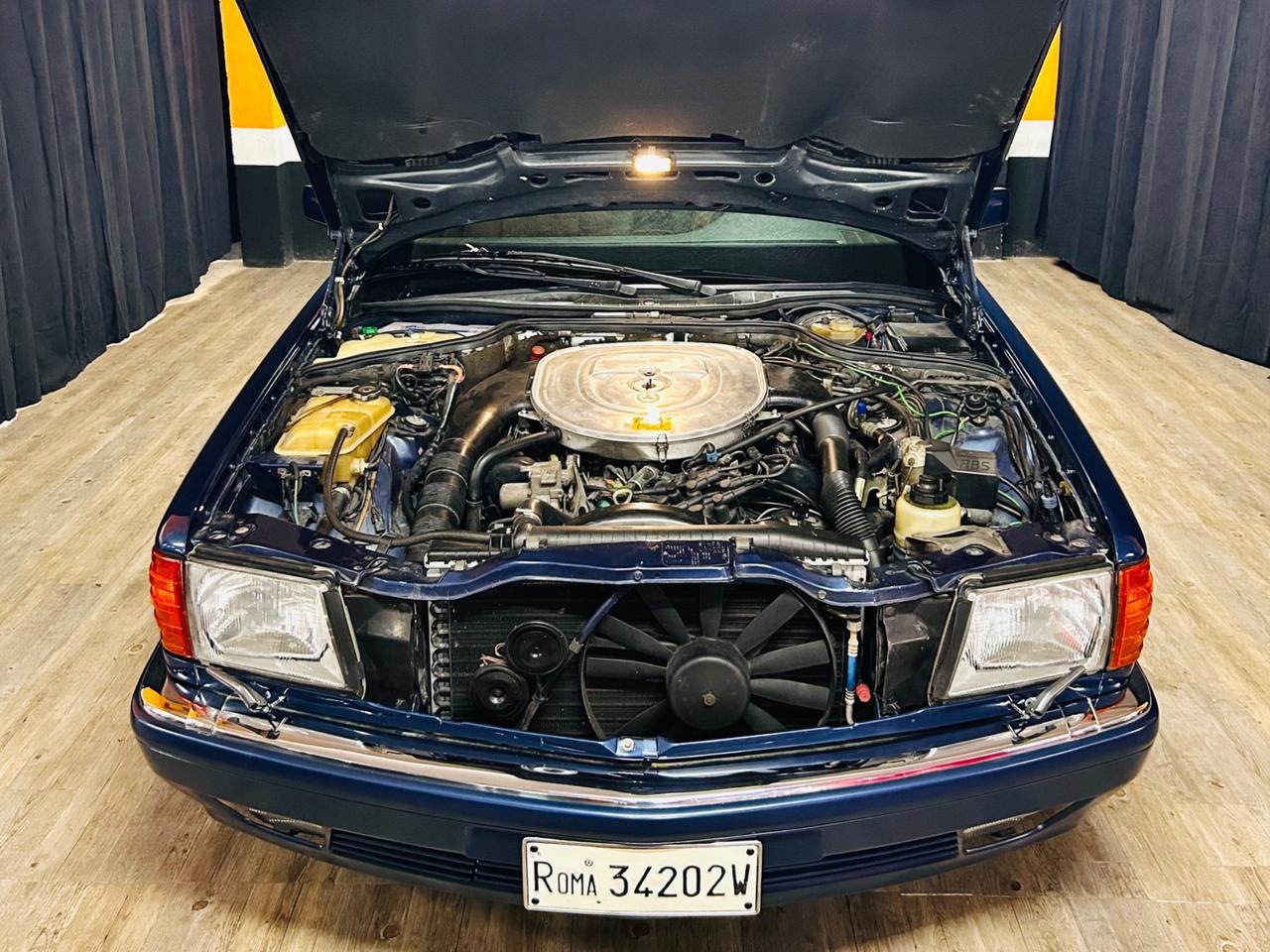 MERCEDES 560 SEC COUPÈ CON 165.412 MIGLIA IN CONDIZIONI DA VETRINA