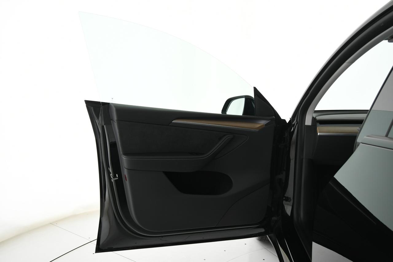 TESLA Model Y Long Range Dual Motor awd + AUTOPYLOT MAX