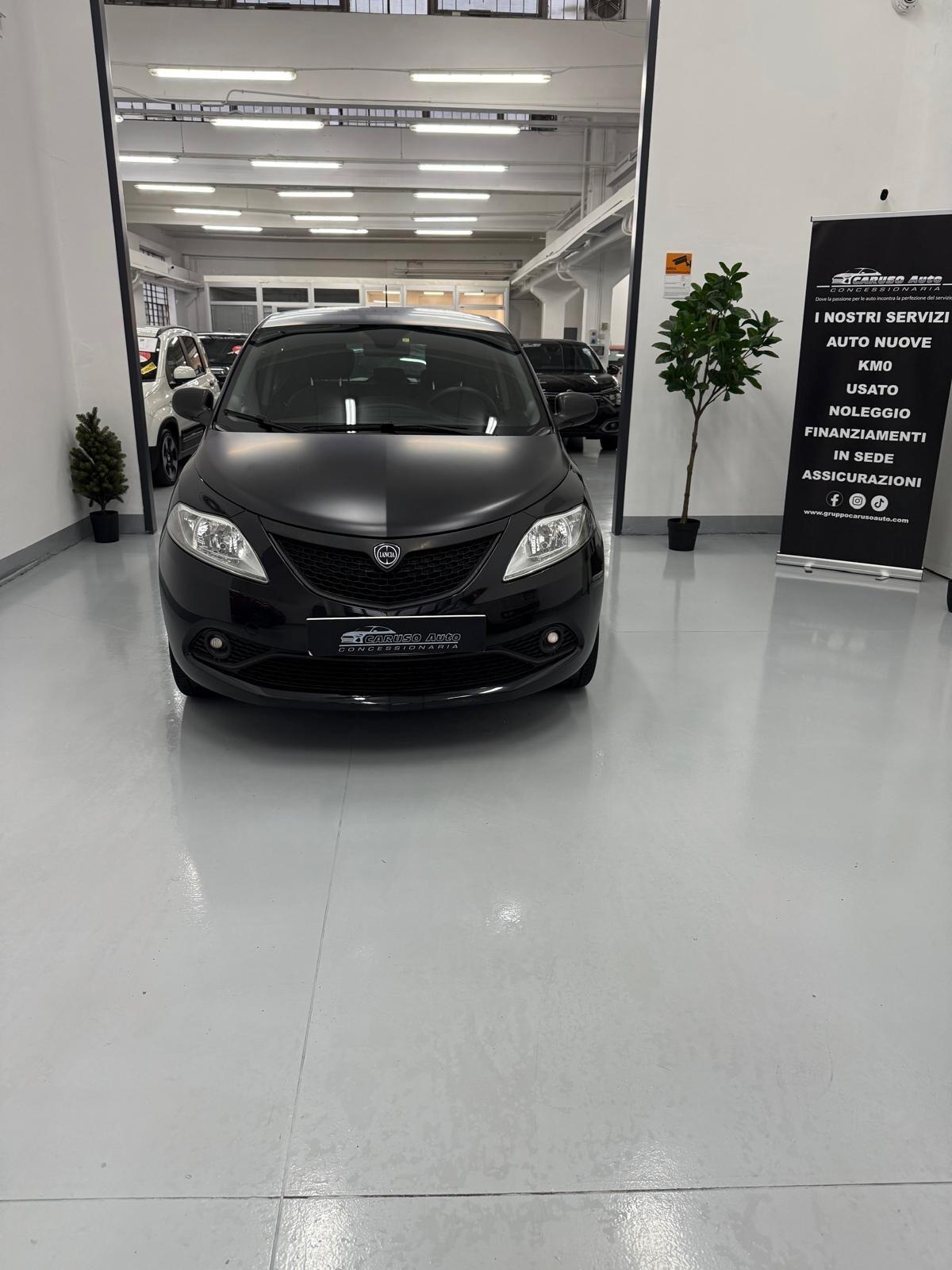 Lancia Ypsilon 1.2 69 CV 5 porte S&S Black and Noir