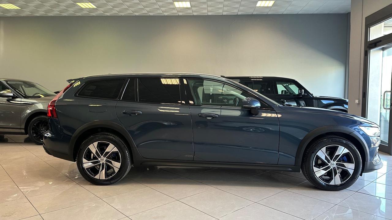 Volvo V60 B4 (d) Geartronic Momentum CROSS COUNTRY 4X4