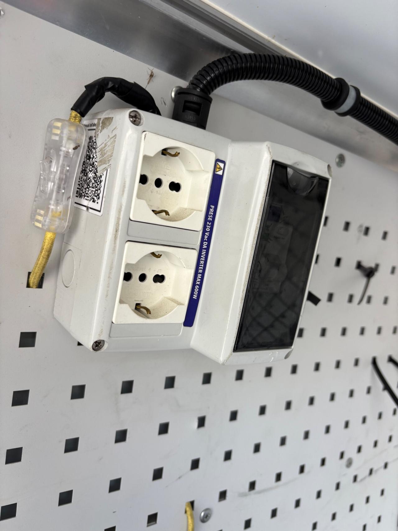 Toyota Hilux 2.4 D-4D A/T 4WD OFFICINA MOBILE, 2 Posti