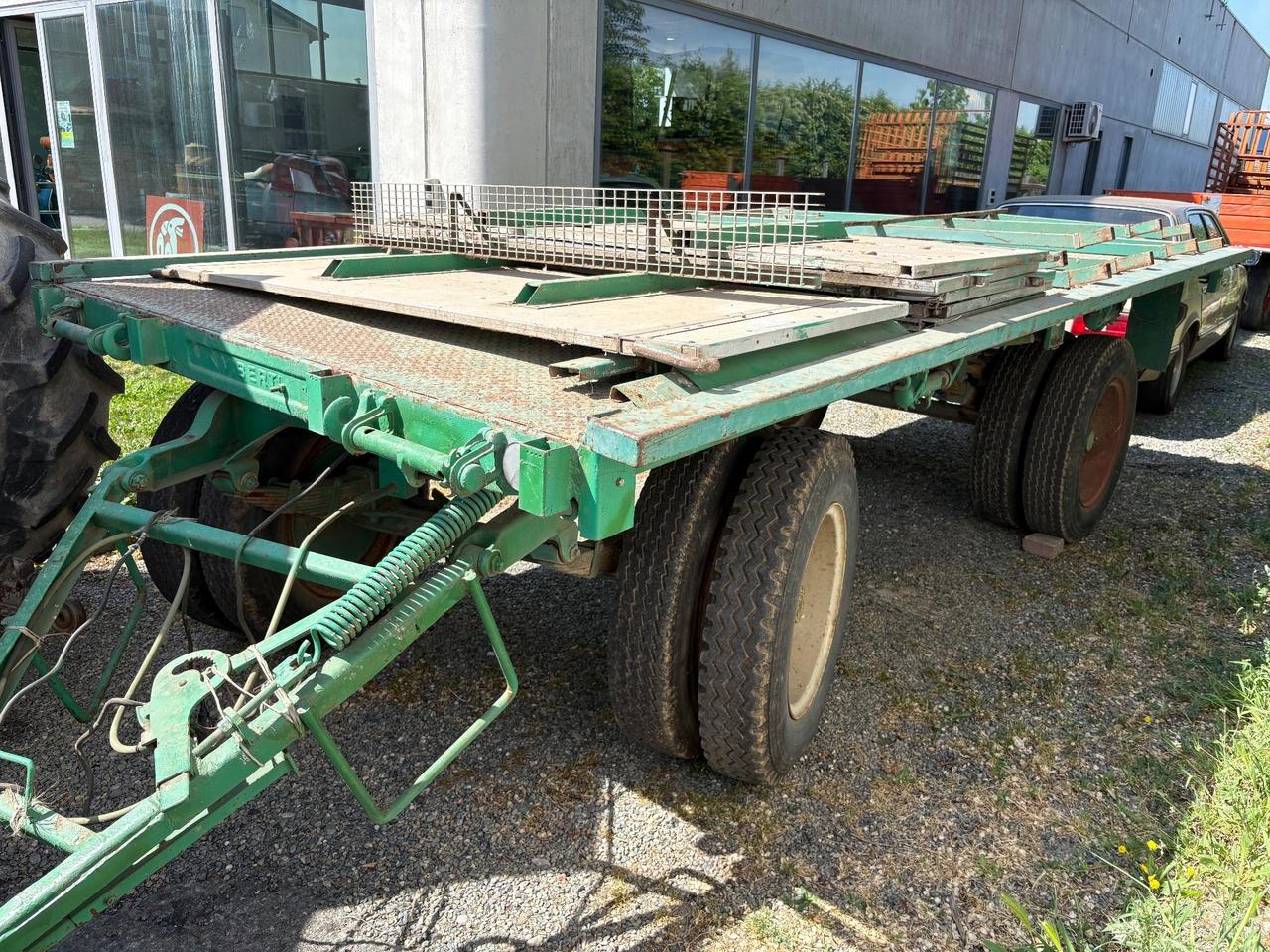 Rimorchio agricolo Viberti per paglia o fieno