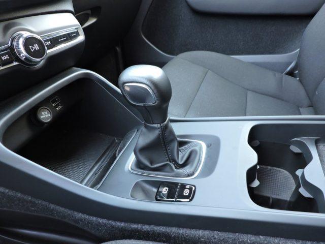 VOLVO XC40 T2 MOMENTUM CORE MANUALE