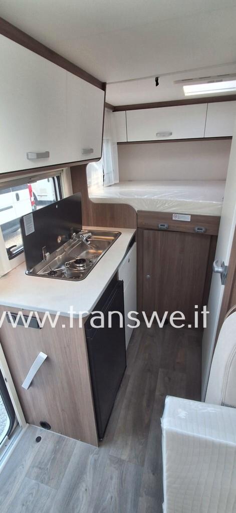 Carado V132 Pro+ camper van con letto matrimoniale posteriore